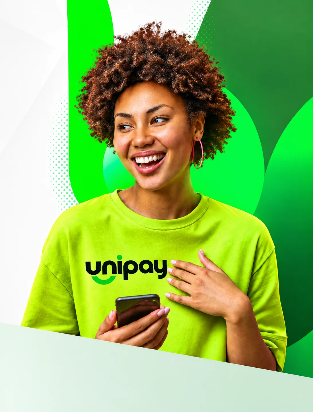 Cliente UNIPAY usando o celular